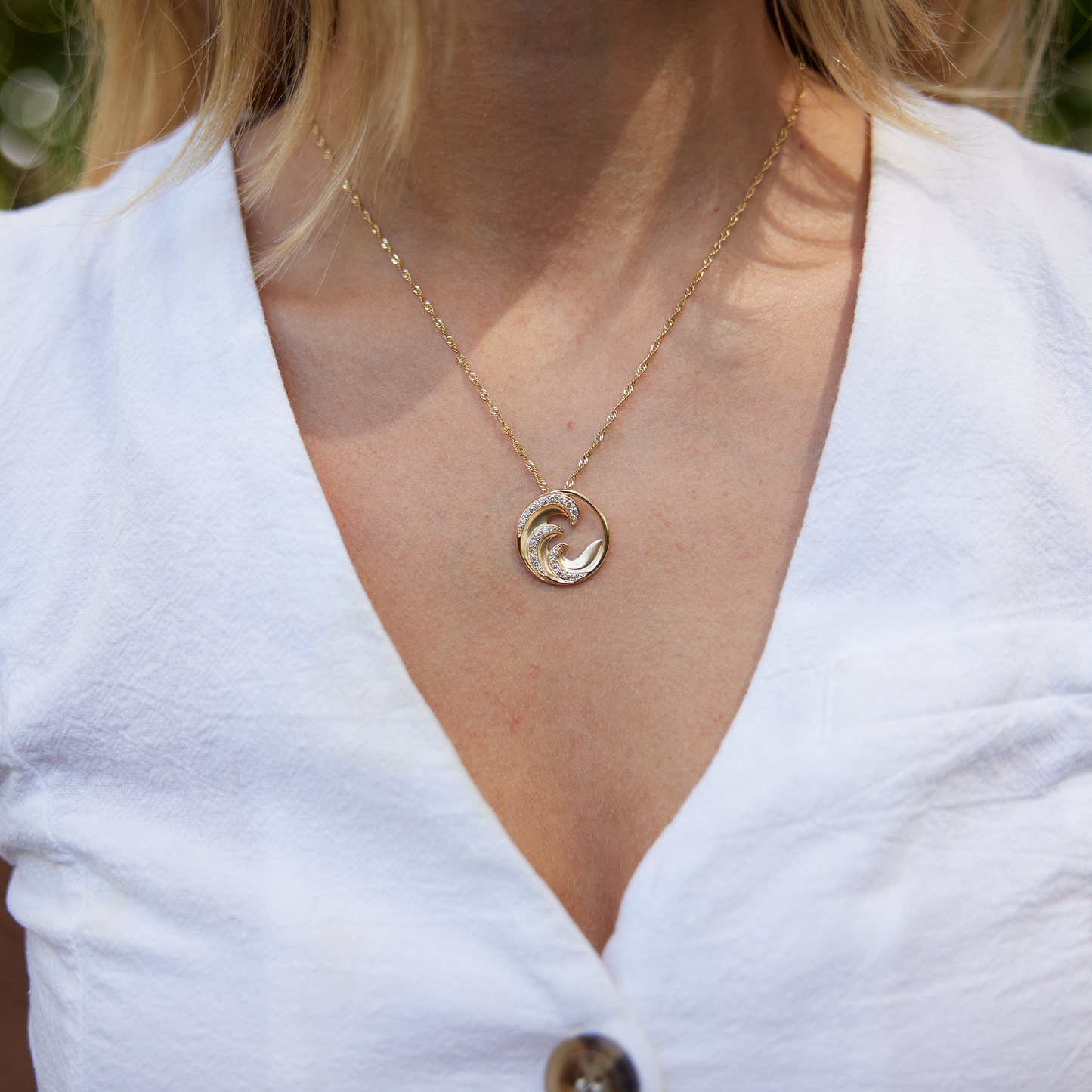 Nalu Pendant in Gold with Diamonds - 22mm