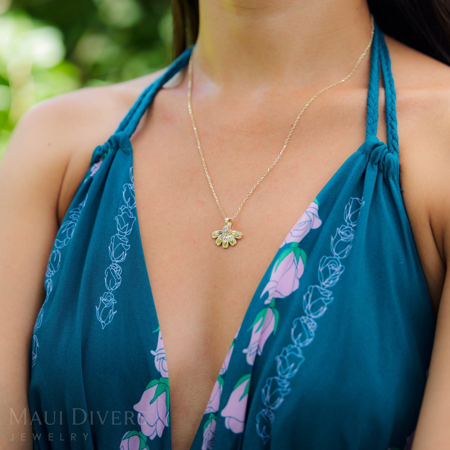 Mountain Naupaka Pendant in Gold with Diamonds - 28mm
