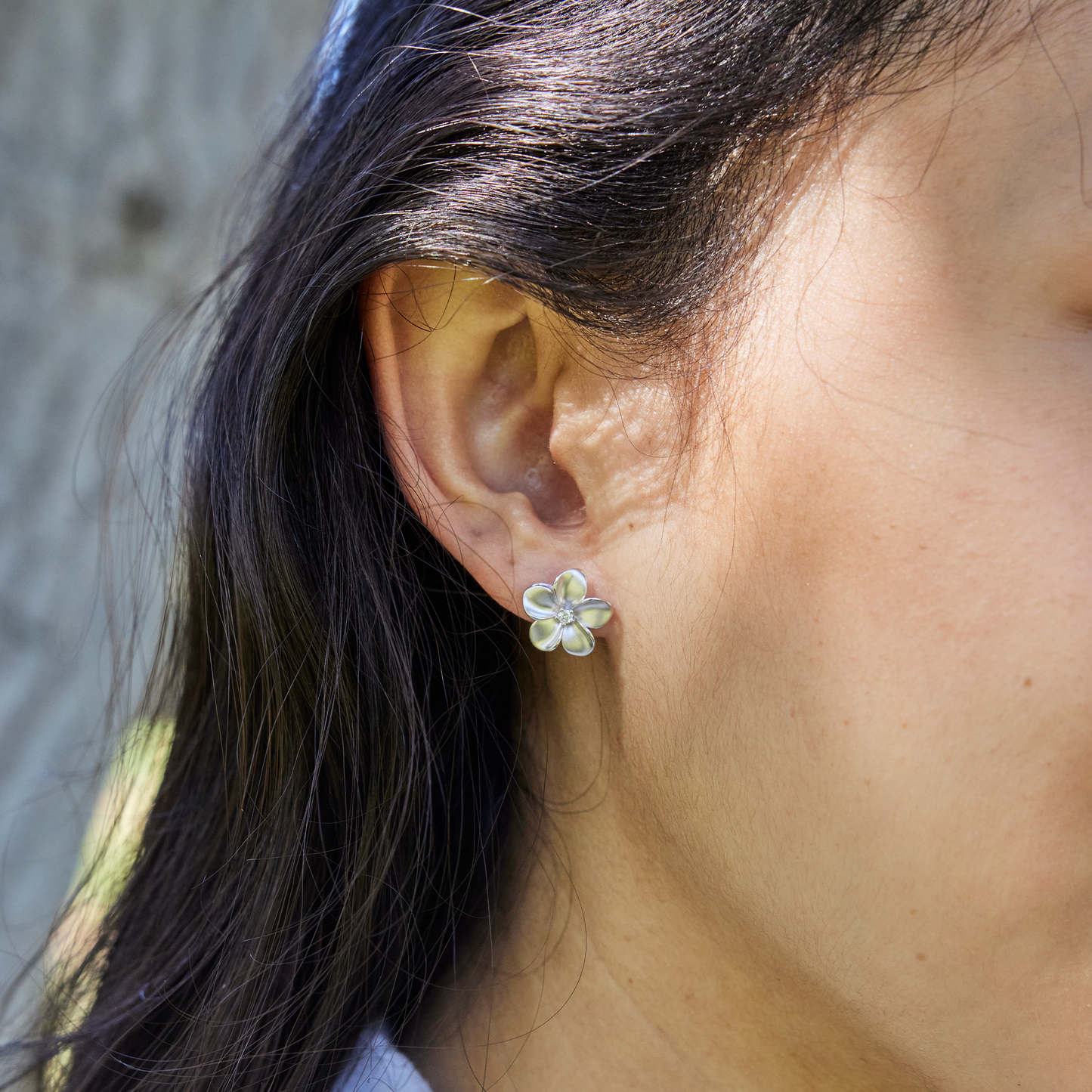 Plumeria Earrings in White Gold with Diamonds - 13mm