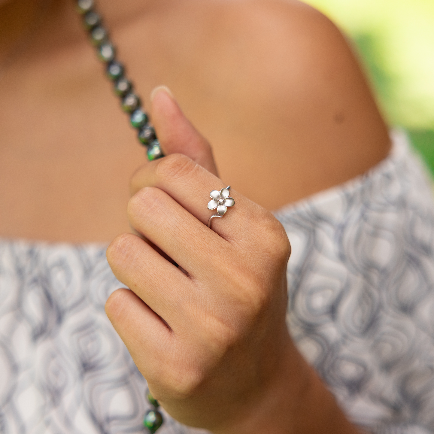 Plumeria Ring in White Gold with Diamond - 11mm