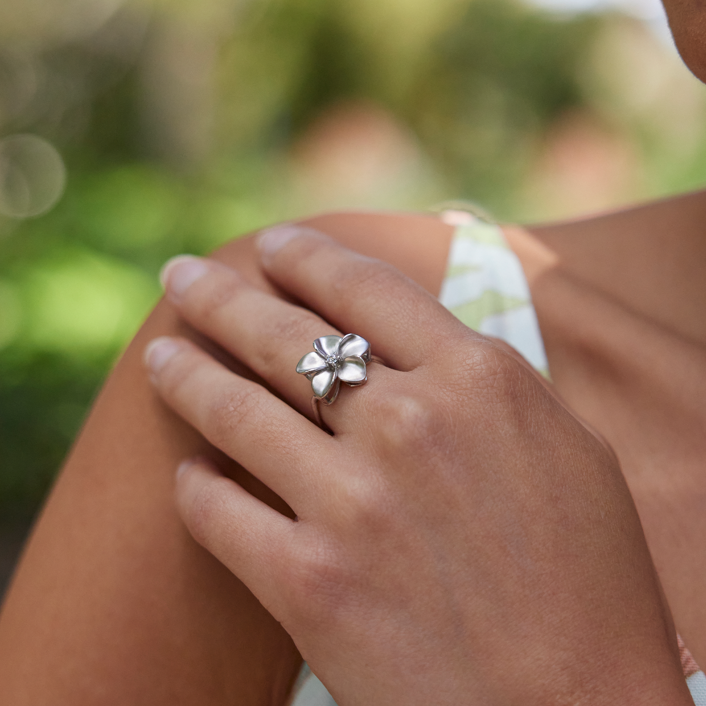 Plumeria Ring in White Gold with Diamond - 16mm
