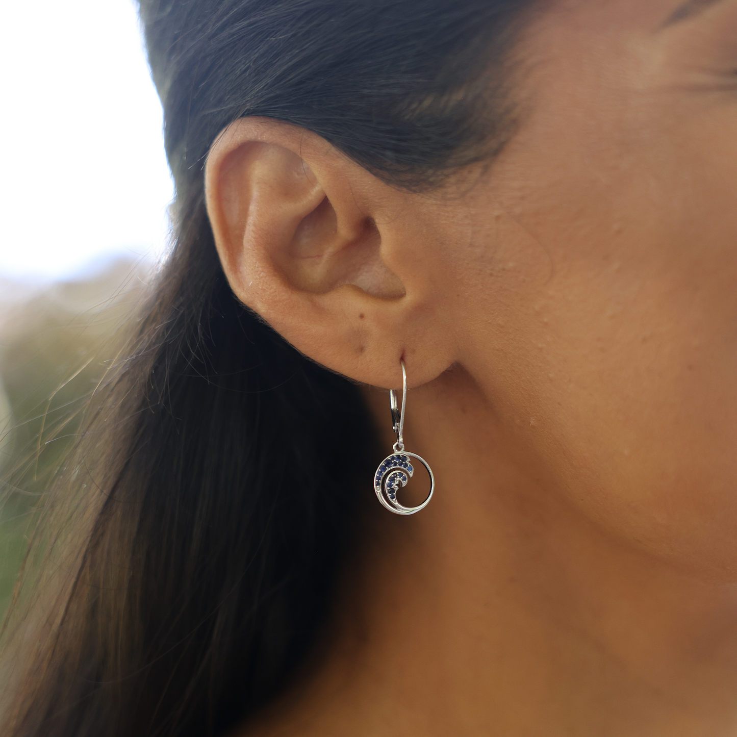 Nalu Earrings in White Gold with Blue Sapphires - 12mm