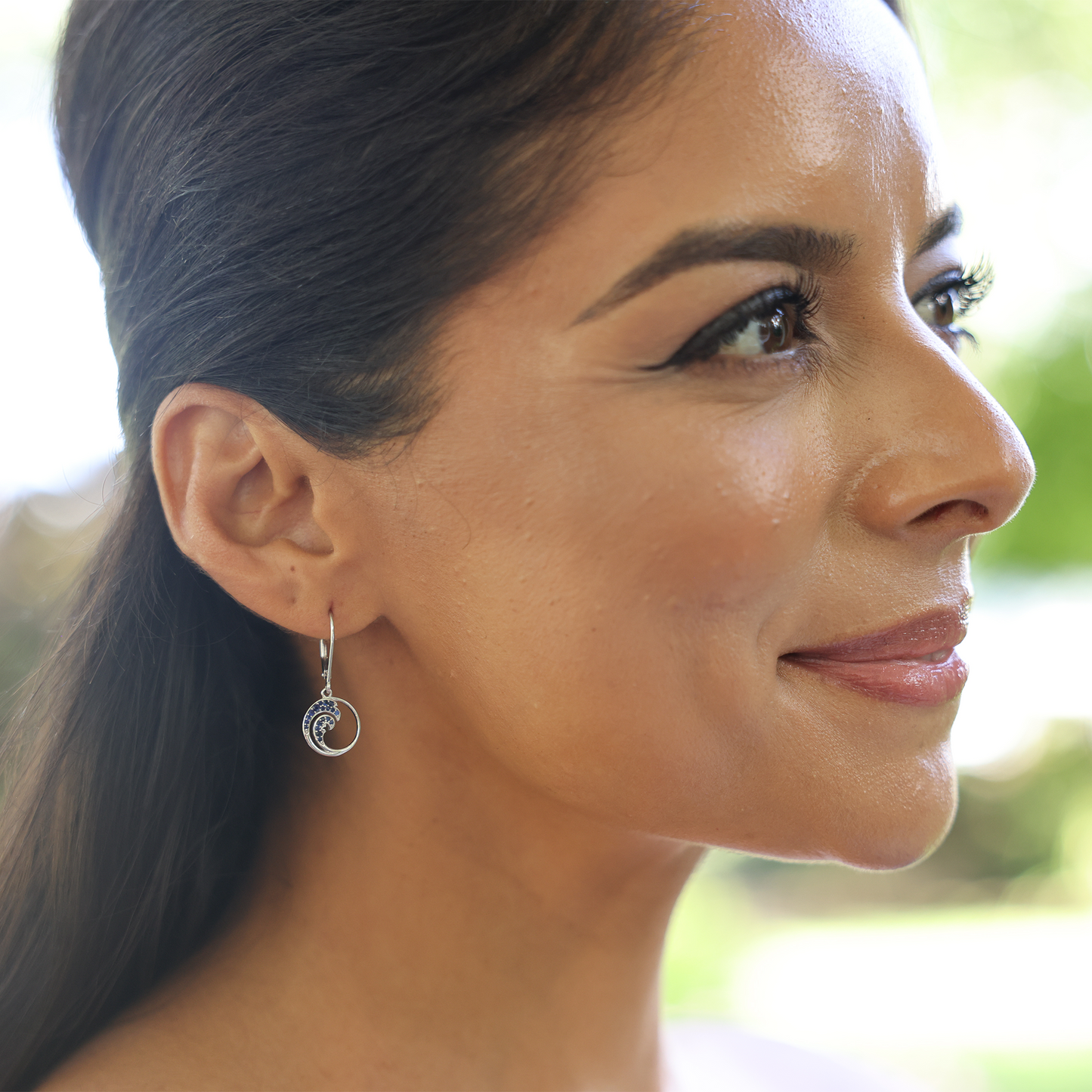 Nalu Earrings in White Gold with Blue Sapphires - 12mm