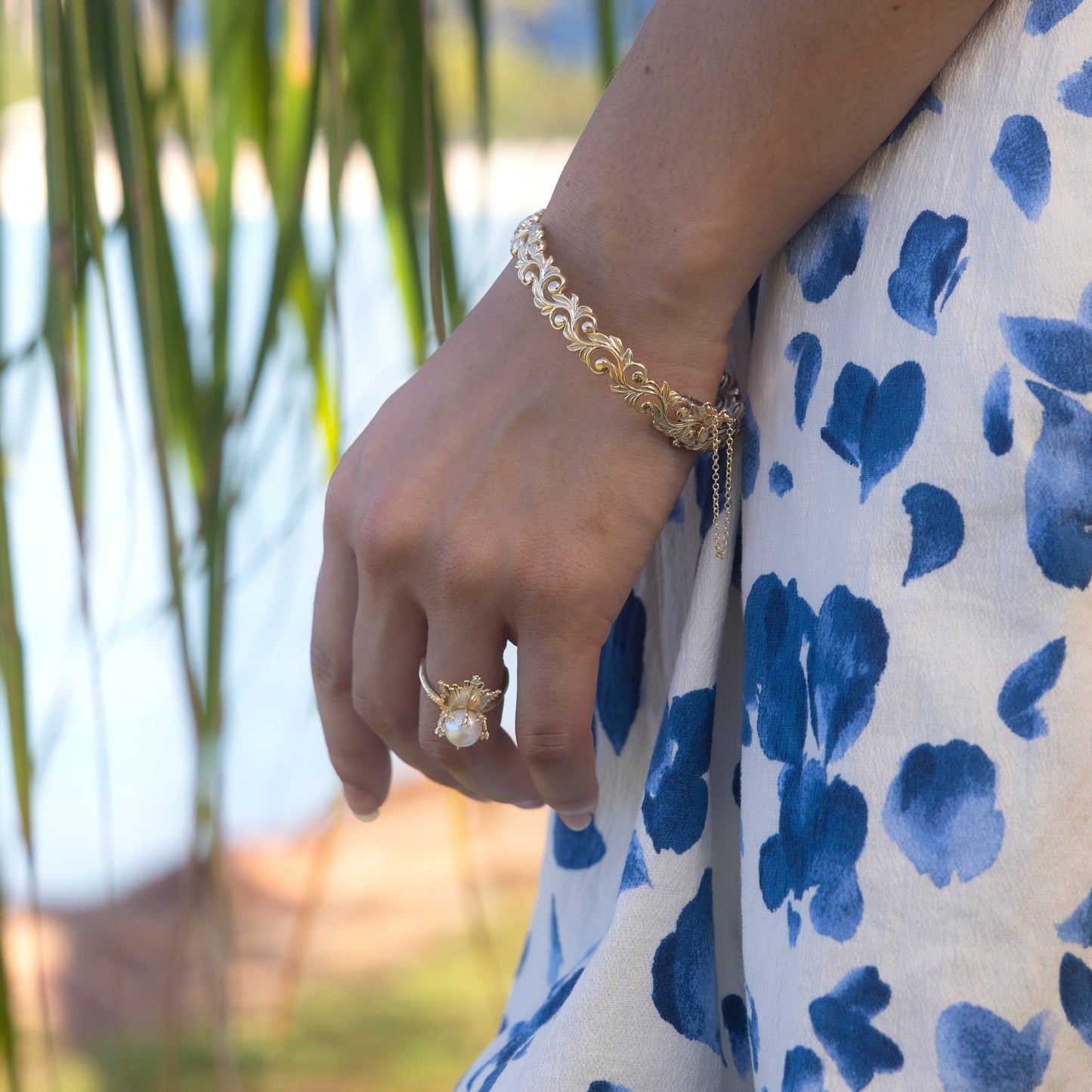 Living Heirloom Hinge Bracelet in Gold - 10mm