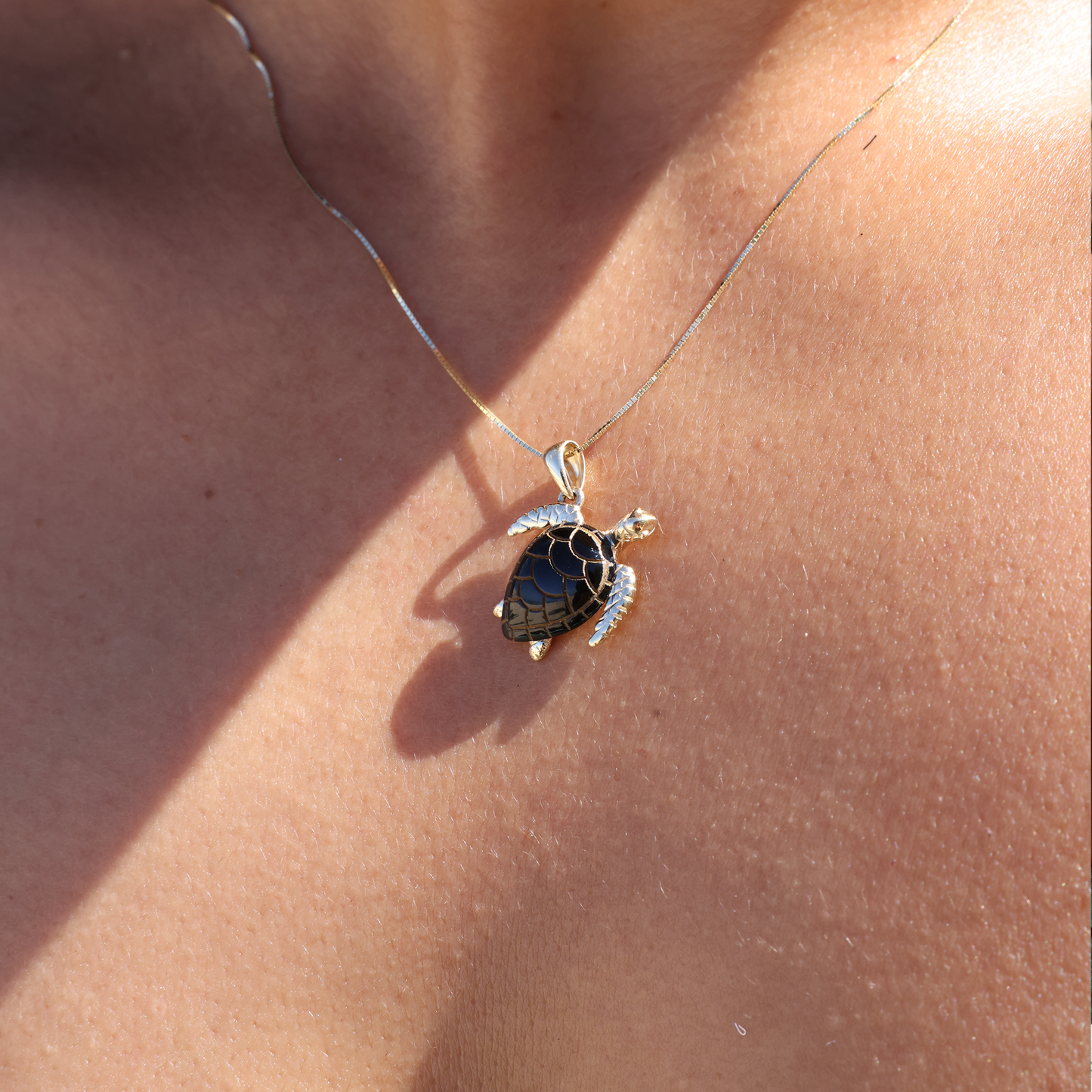 Honu Black Coral Pendant in Gold - 15mm