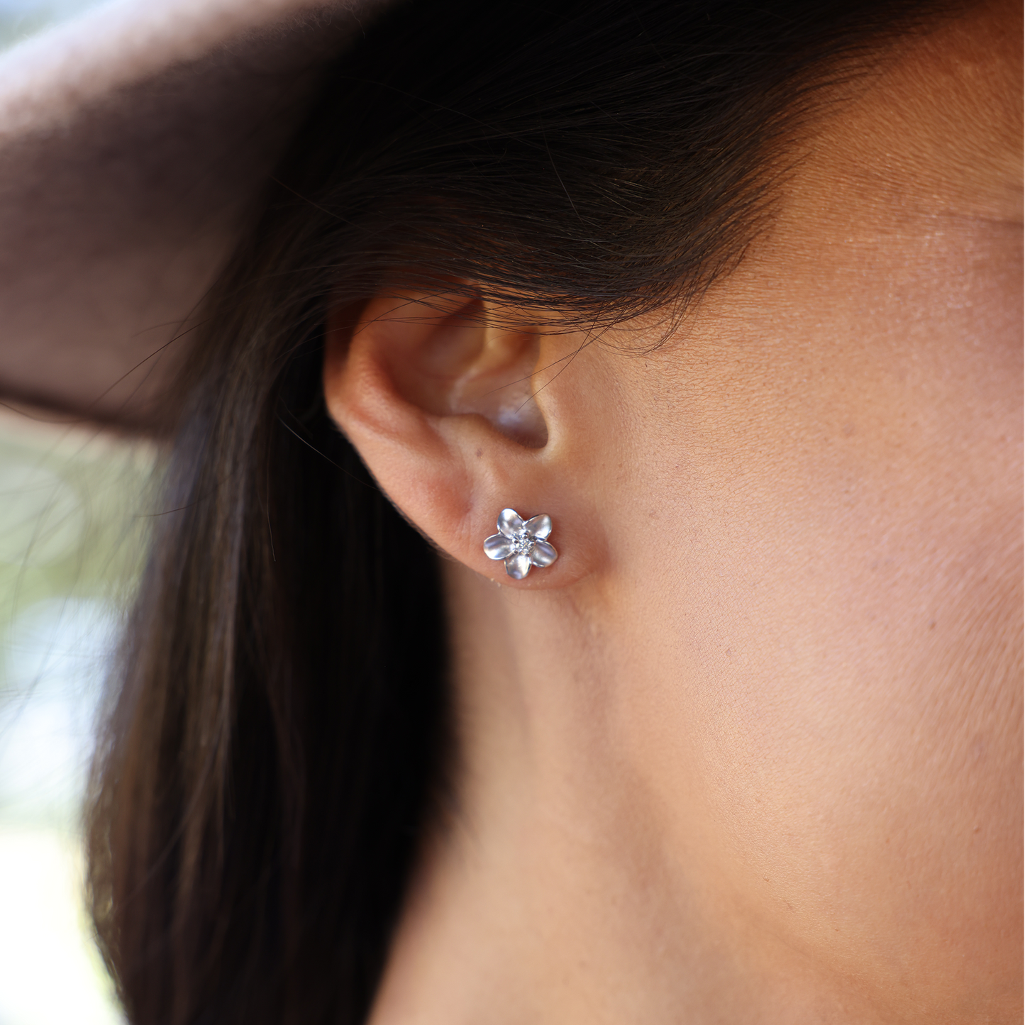 Plumeria Earrings in White Gold with Diamonds - 9mm