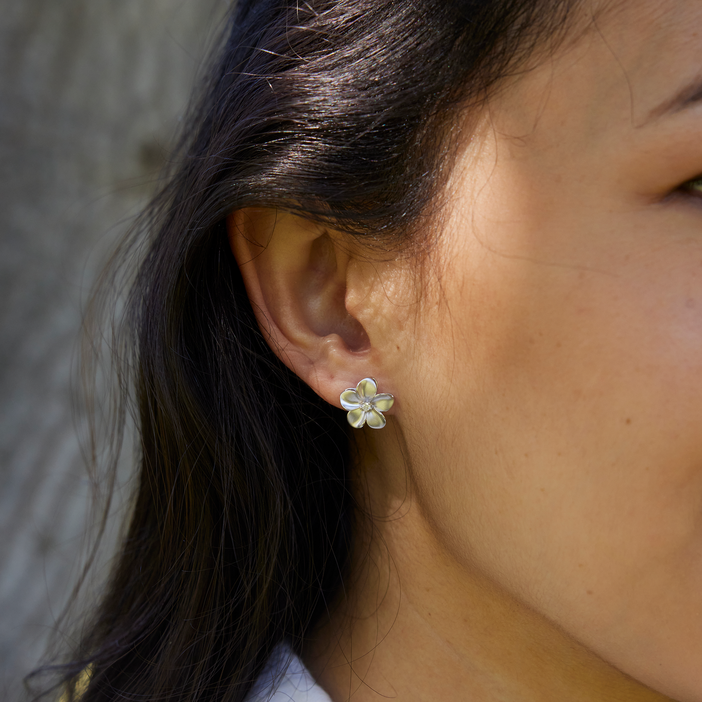 Plumeria Earrings in White Gold with Diamonds - 13mm