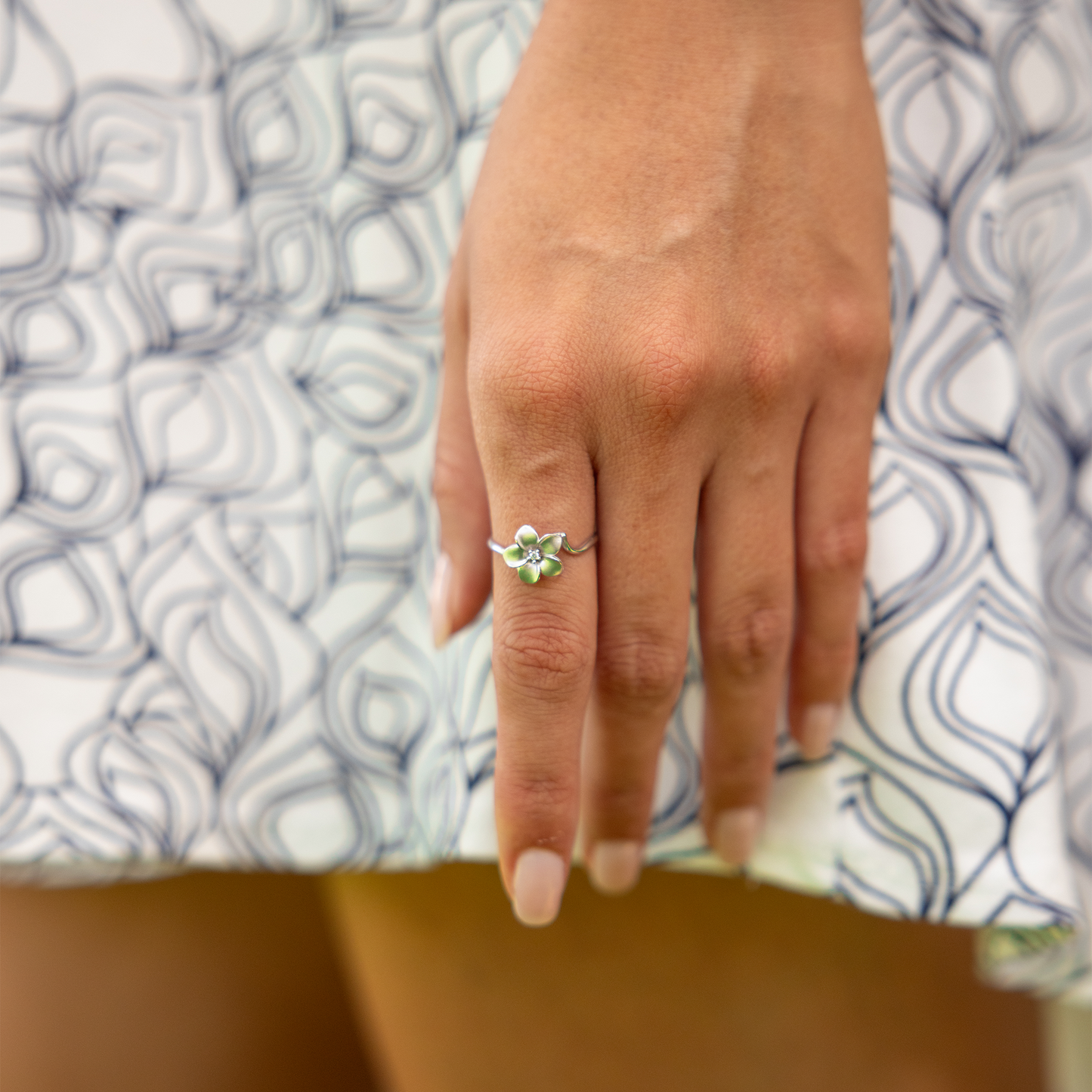 Plumeria Ring in White Gold with Diamond - 11mm