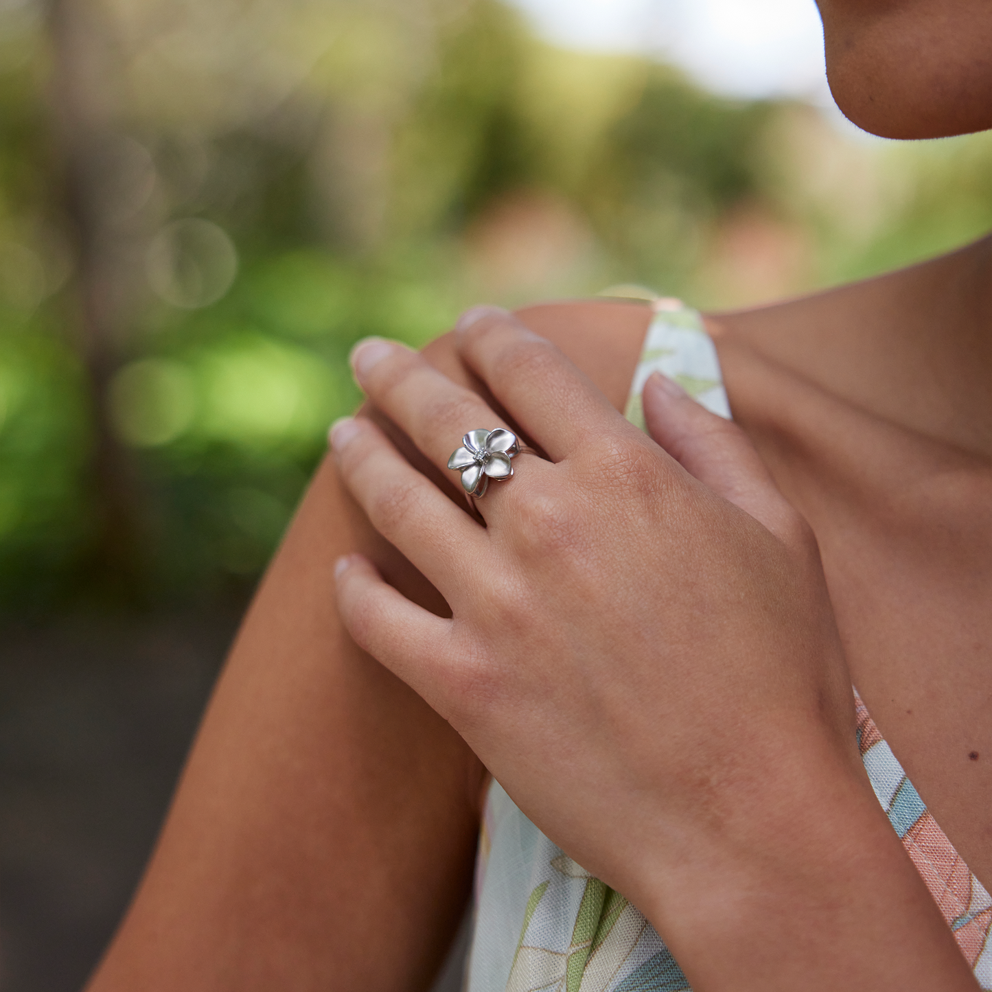 Plumeria Ring in White Gold with Diamond - 16mm